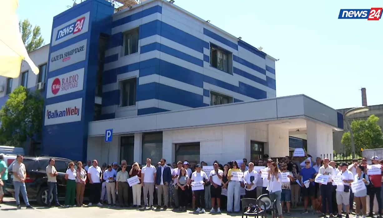 Gazetarët, protestë para zyrave të okupuara nga ushtria te News 24. Ftese për solidaritet, Jole: Eshte luftë ndaj lirisë së medias