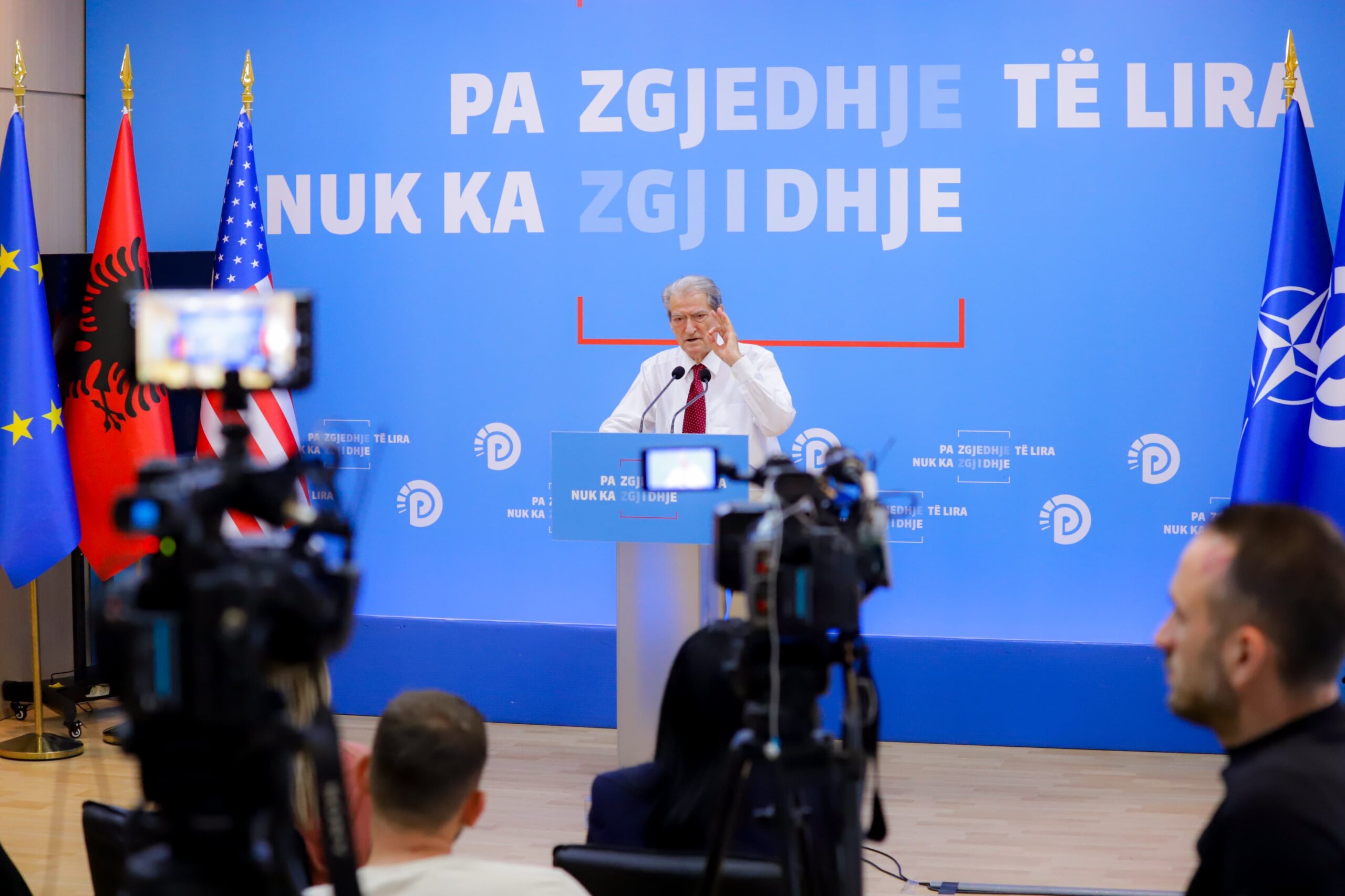 Berisha komenton botimin në Itali: Edhe Edi Rama mund të ketë qenë në takimin e Arubas