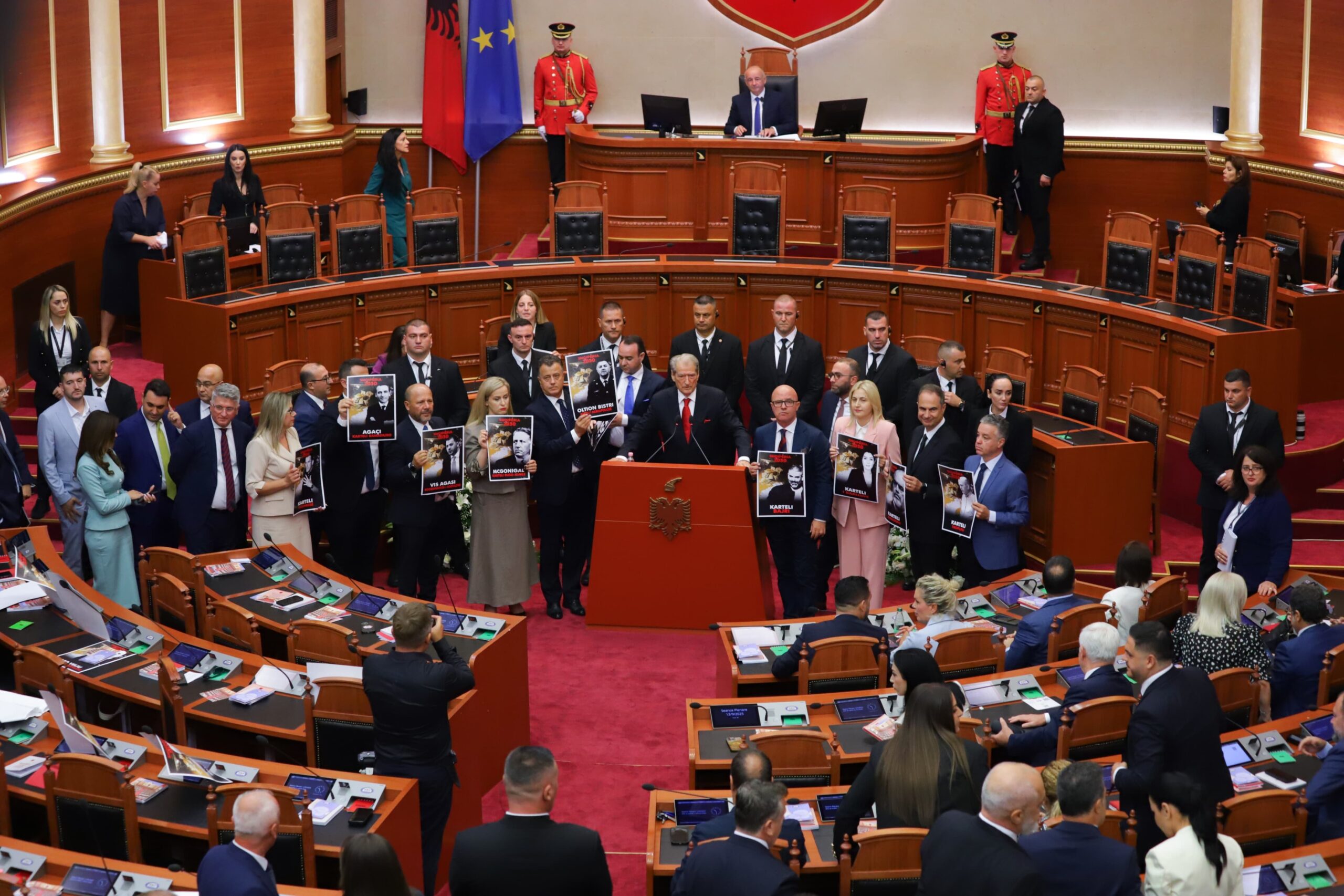 Berisha denoncon shkeljen e rregullores së Kuvendit në ditën e parë të tij