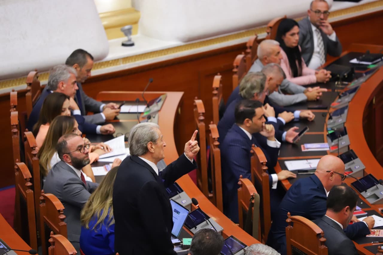 Berisha: Ndryshimet që iu bënë komisioneve ngushtojnë hapësirat e komunikimit të opozitës në ndërkombëtarët