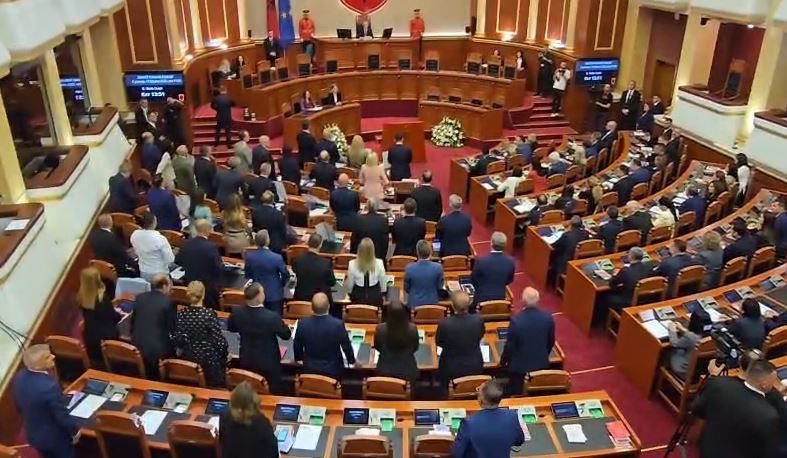 PD kërkon një minutë heshtje për Azem Hajdarin dhe Charlie Kirk, PS refuzon