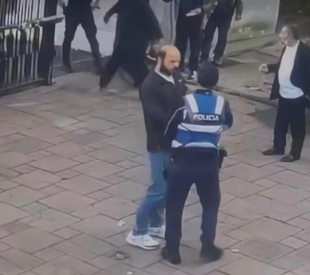 Dalin pamjet e arrestimit të Elvis Shkambit, thërret policët ta arrestojnë