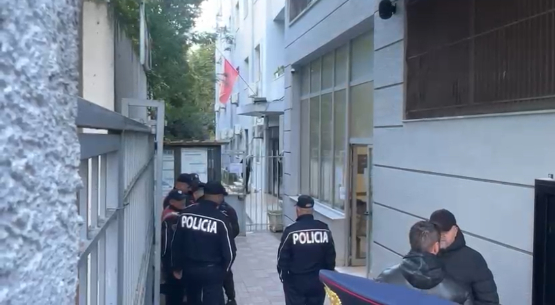 Masa të rrepta sigurie në gjykatën e Tiranës, mbeten në burg Elvis e Gjon Shkambi