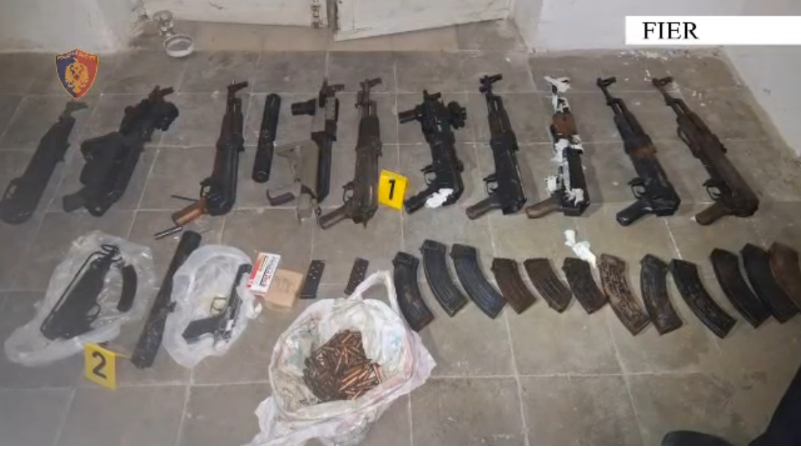Zbulohet ‘magazina’ e armëve në Fier, automatikë të përshtatur për atentate