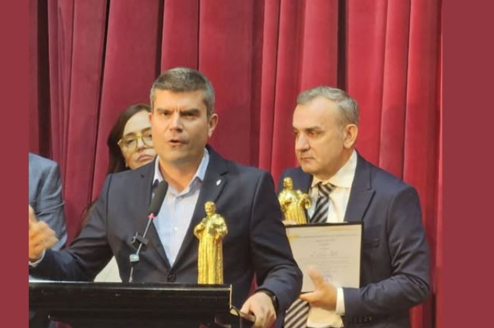 Ermal Hasimja merr çmimin “At’ Gjergj Fishta” për prozën më të mirë