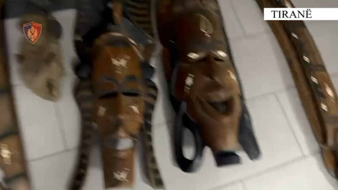 KAMZË/ Hajdutët kulturorë, 40 vepra arti dhe 400 albume pullash postare gjenden në shtëpi