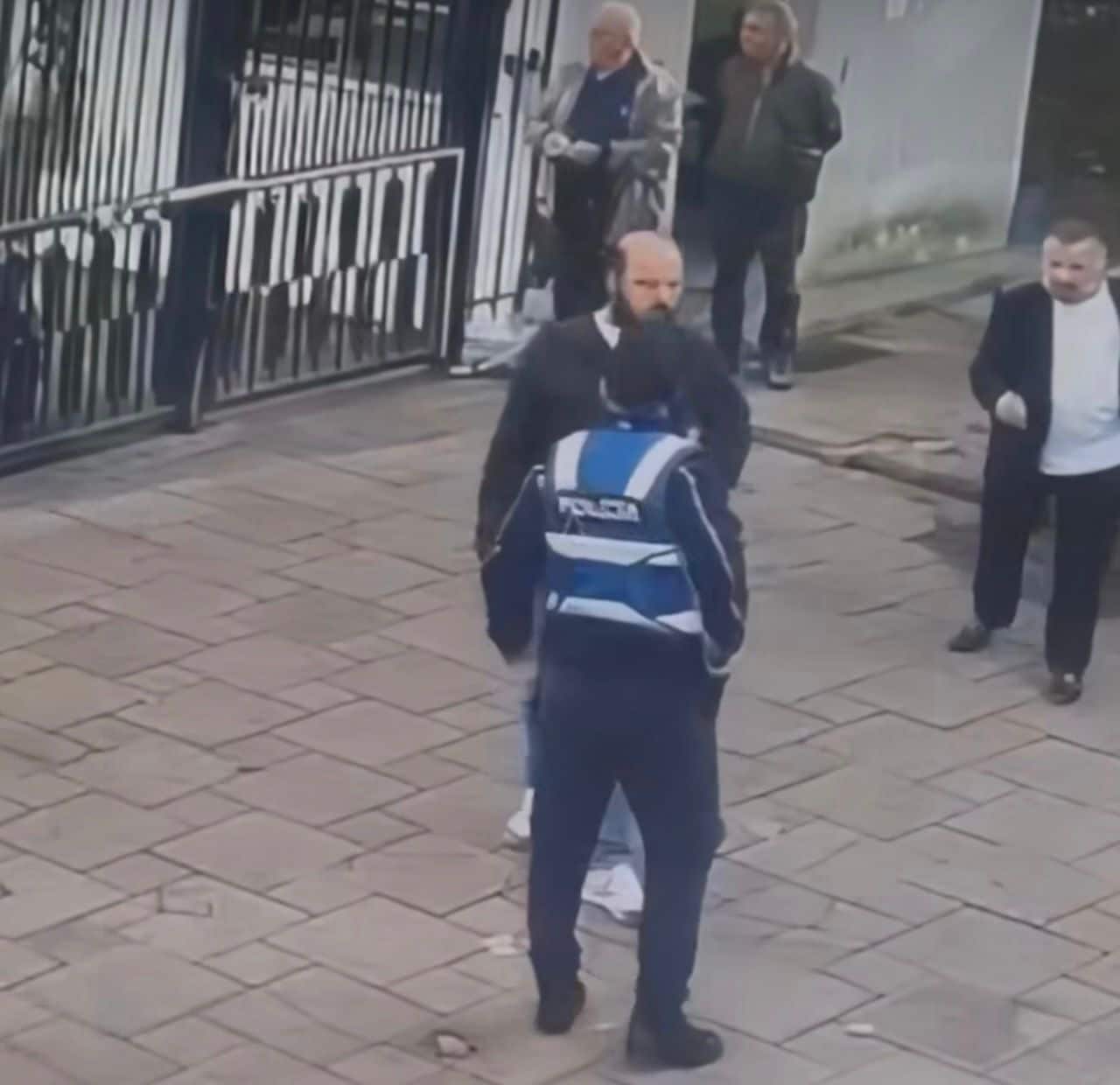 Dalin pamjet e arrestimit të Elvis Shkambit, thërret policët ta arrestojnë