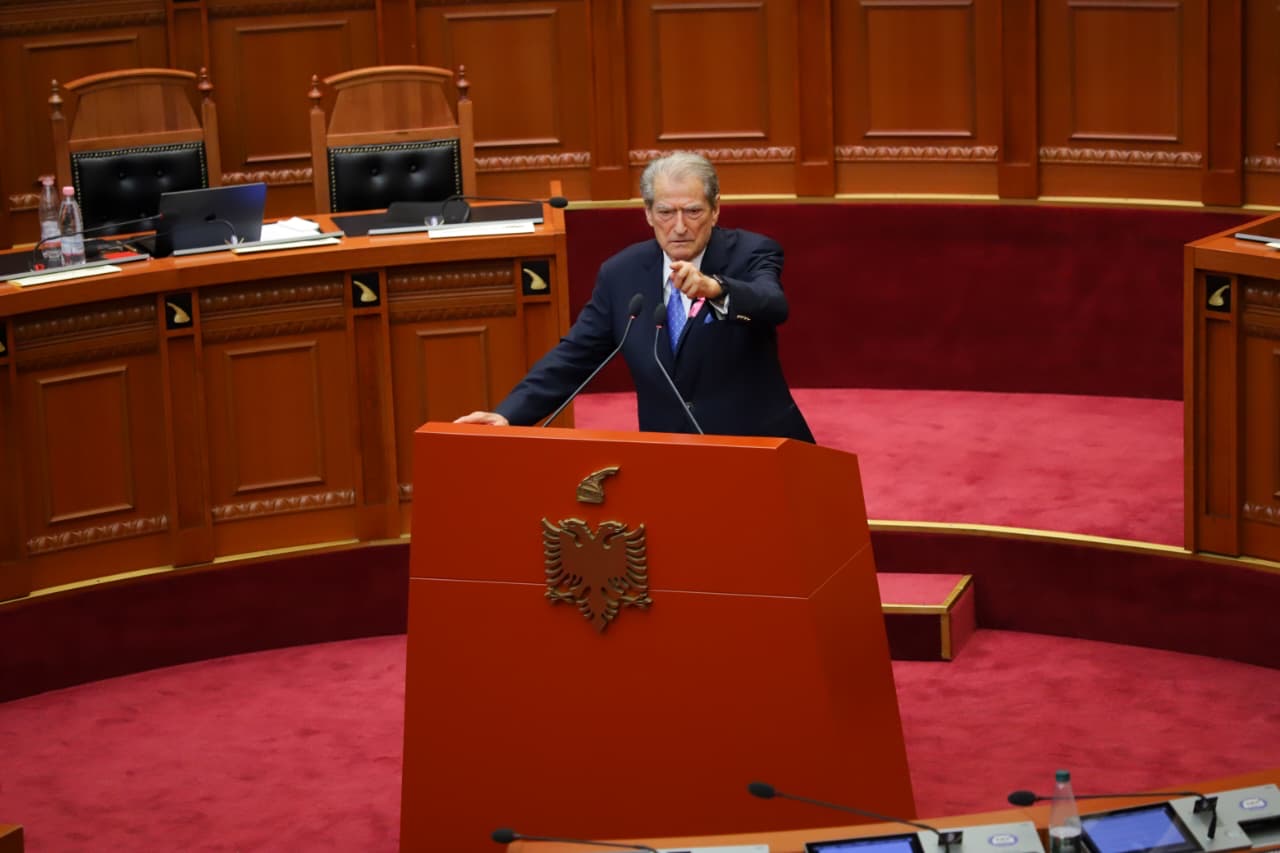 Berisha publikon shifrat tronditëse të barbarive serbe në Kosovë, debat në Parlsment për rezolutën që dënon genocidin serb