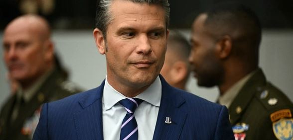 Avionit të Sekretarit të Mbrojtjes i plasaritet xhami, ankthi në mijëra metra lartësi