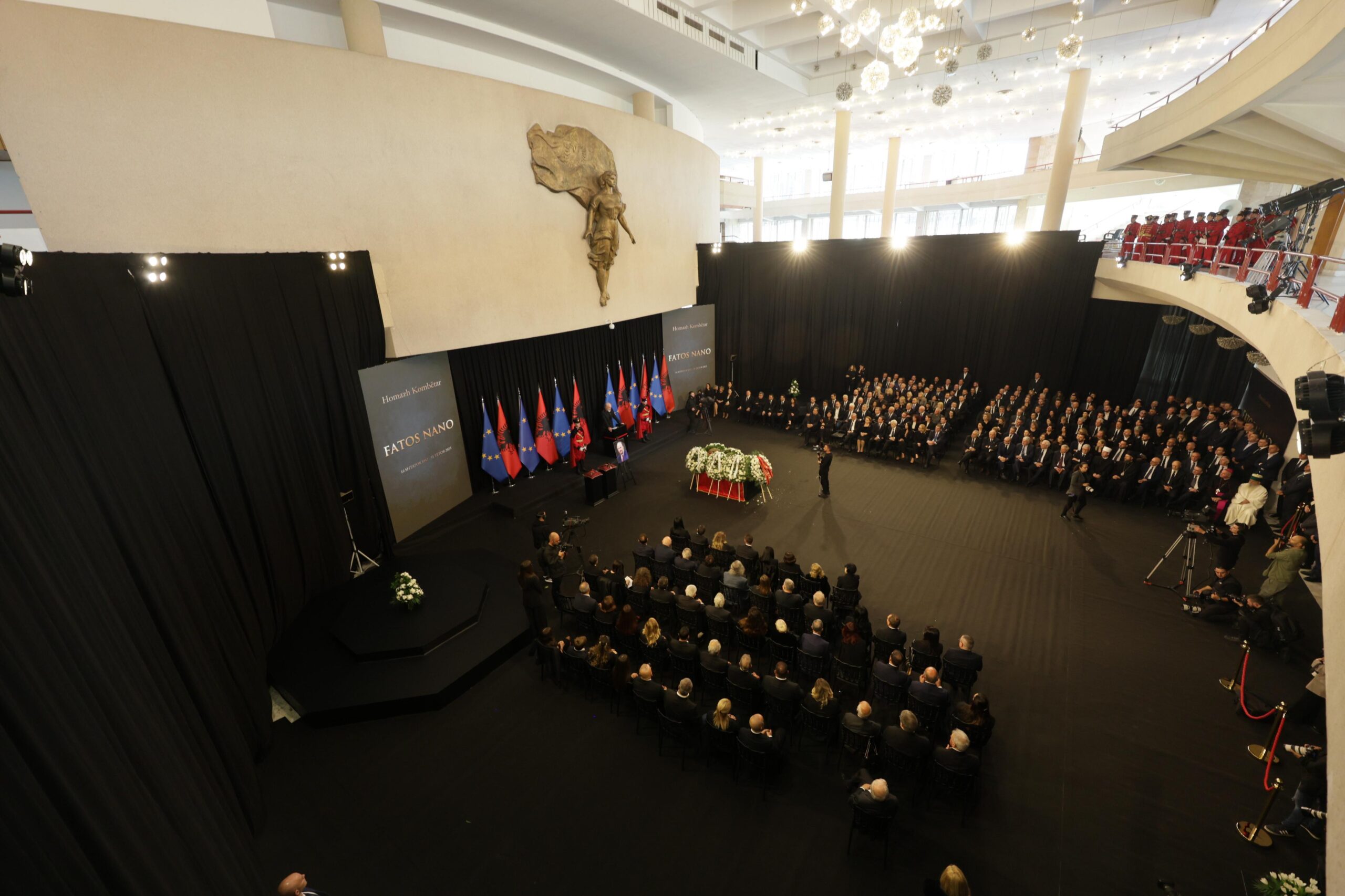 Mijëra qytetarë nderojnë Fatos Nanon. Rama mban fjalimin zyrtar, fjalë prekëse nga Xhoana dhe i biri Sokoli
