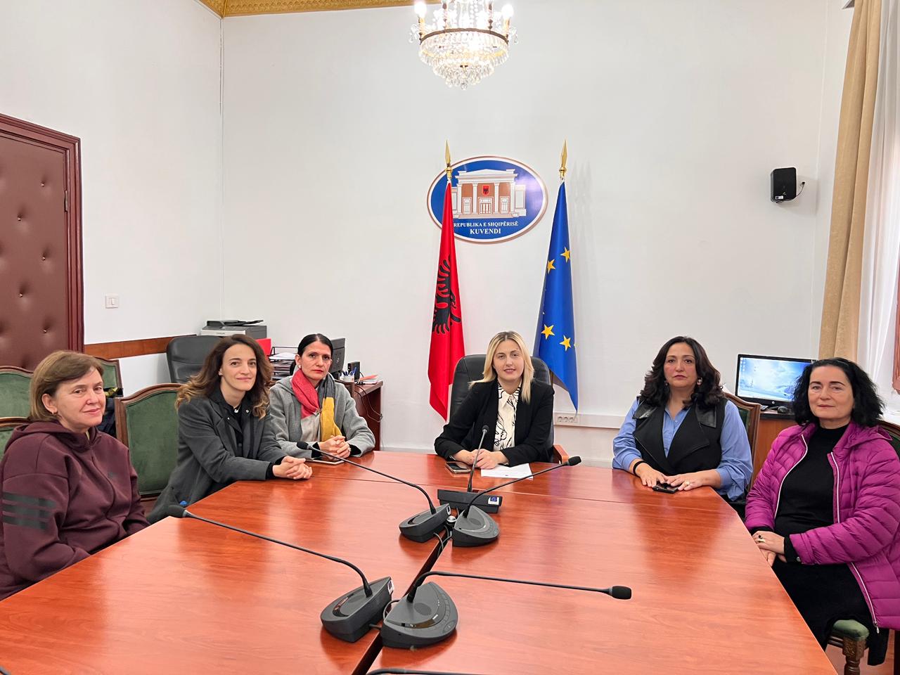 Ina Zhupa dorëzon projektligjin për të ndalë diskriminimin e mësuesve para vitit 2015