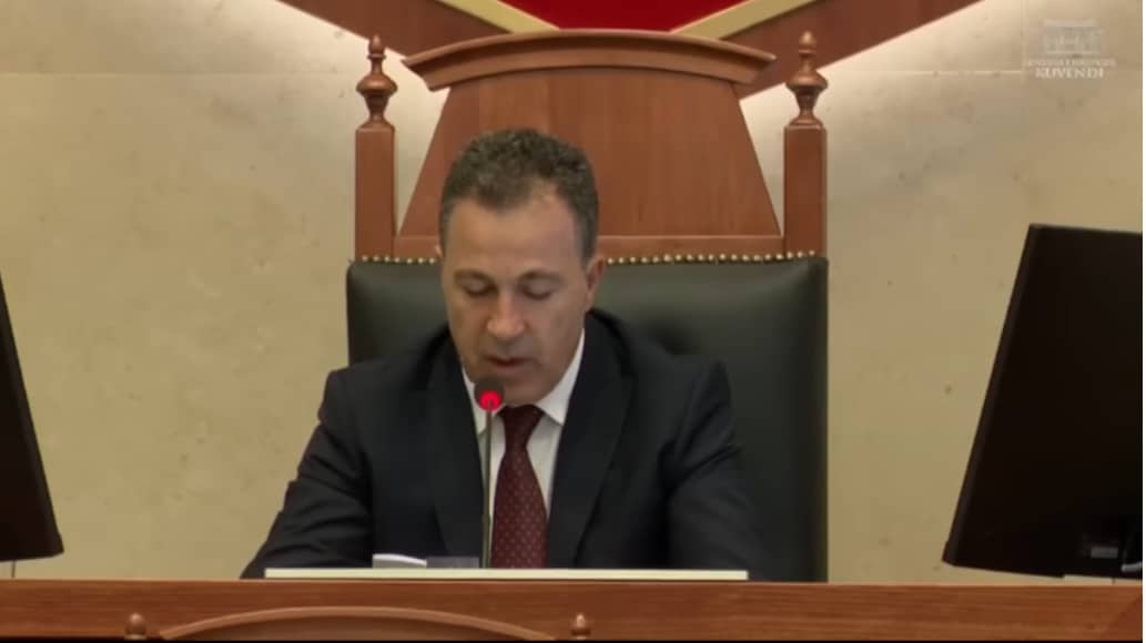 Peleshi shkakton të qeshura në Parlament. “Zoti Balluku…”, lapsusi pasqyrë e shqetësimit