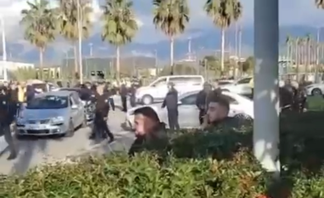 Qëllohet për vdekje miku i Emiljano Shullazit, atentat në Rinas. Makina nuk hapej për 10’