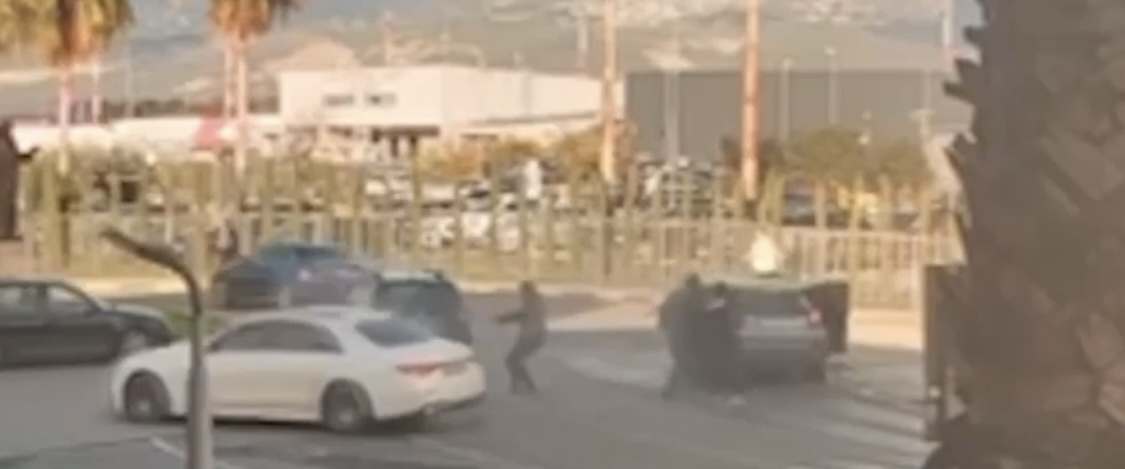 VIDEO SHQETESUESE/ Momentet e atentatit, ekzekutori nuk përmbahet. Qëllon sërish