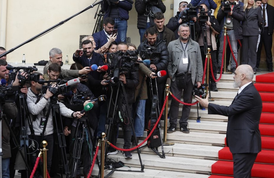 Rama shmang përgjigjen për shkarkimin e Ballukut: “Pyetjet në konferencë, jo me britma”