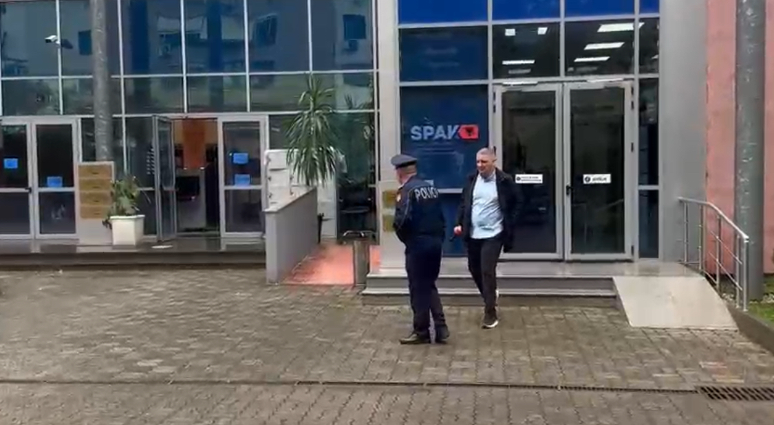 Ish shefi i qarkullimit në Tiranë në SPAK dhe GJKKO, ende në arrest shtëpie