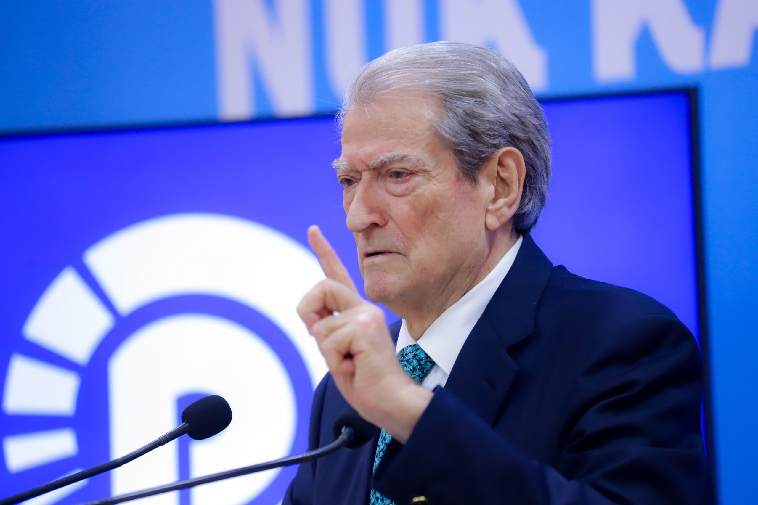 “Lubia po e merr me vete Edi Ramën! Evis Berberi ka 403 video të të gjitha llojeve”