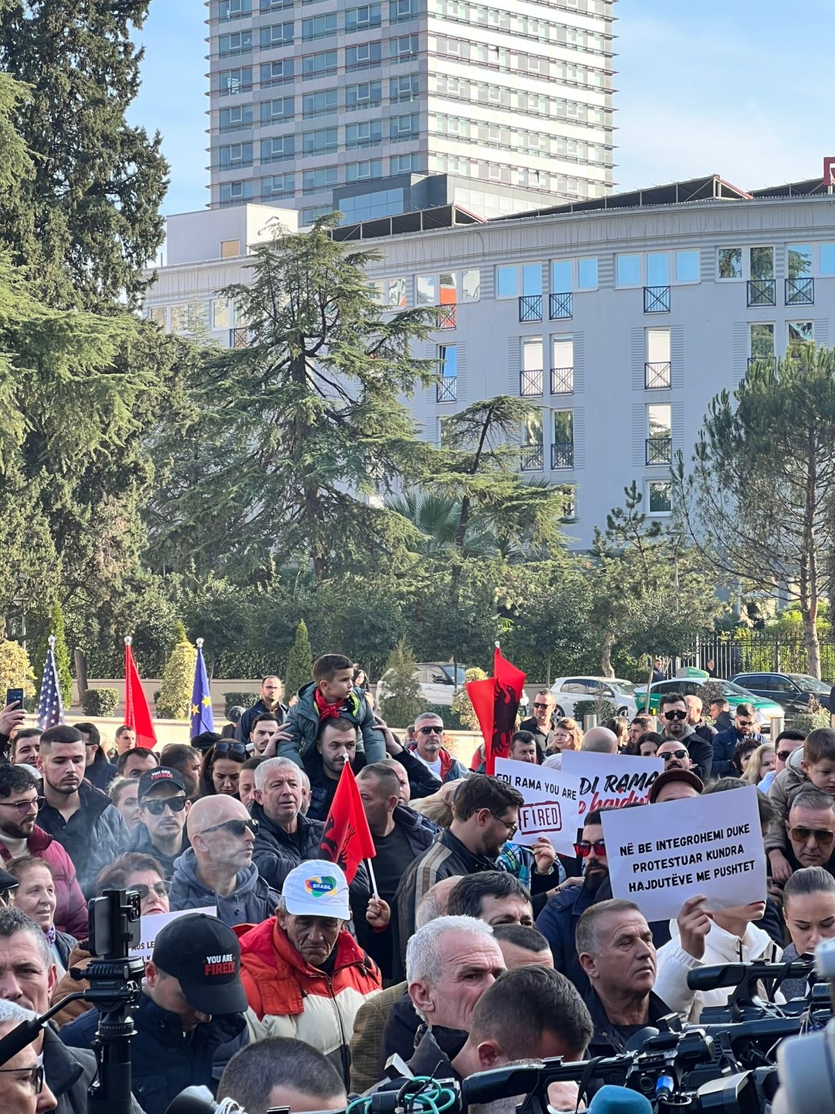 “Shqipëria Bëhet” thërret “Edi Rama, hajdut”. Lapaj i tregon Ramës mesazhin e babait të tij