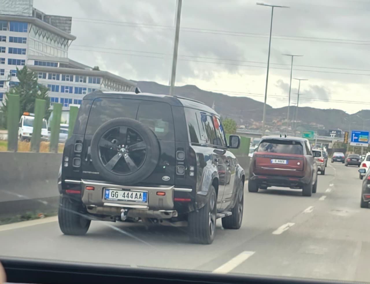 “Intim Agasi lëvizte me eskortën e Edi Ramës, u gjobit pasi parkoi pranë shtëpisë së Ramës në Surrel”