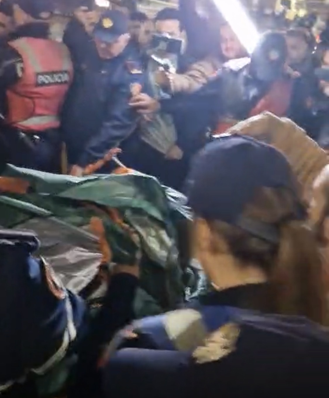 Policia dhunon protestën e Lapaj, kreu i Shqipëria bëhet rrëzohet, rifillon protestën pa ndërhyrje mjekësore