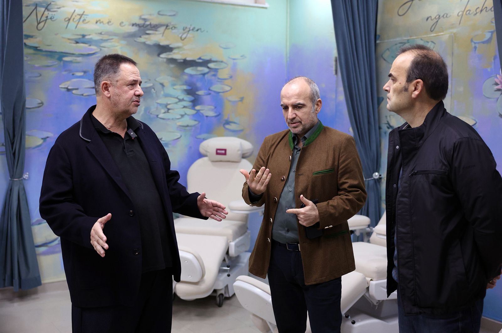 Samir Mane dhuron 30 poltronë tek pavioni i Onkologjikut në Tiranë