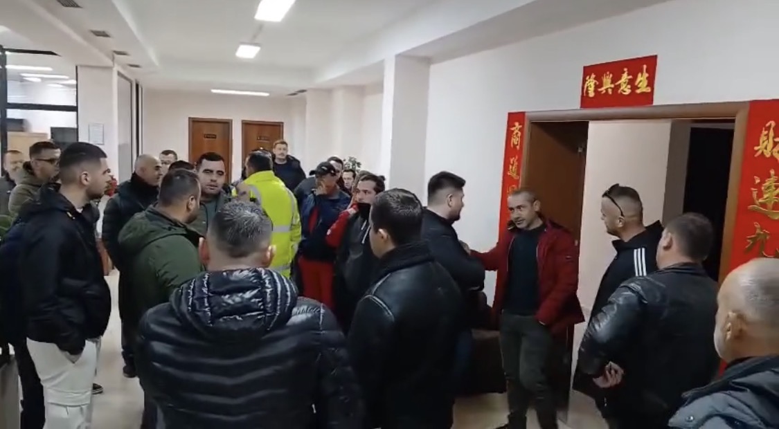 Punonjësit pa paga, Bankers Petroleum ndërkohë vijon funksionimin