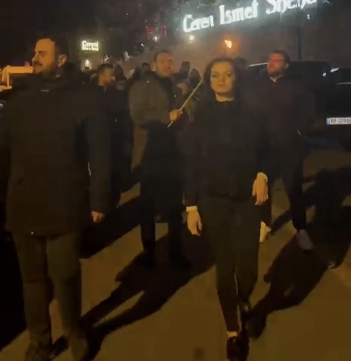 Të rinj demokratë protestë pranë vilës së Kryeministrit në Surrel