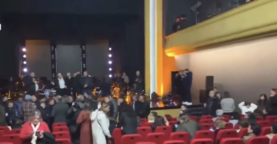 “Poshtë qeveria” edhe në Vlorë, qyteti pa ujë prej 4 ditësh, prishin mbrëmjen gala të pushtetit