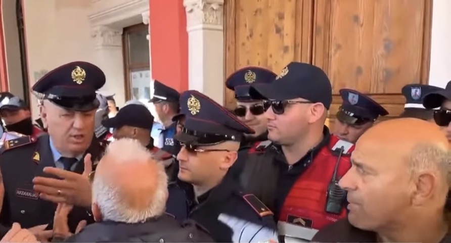 Përshkallëzohet protesta në Vlorë, qytetarët bllokojnë rrugën kryesore