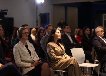 Rama ul Ballukun ngjitur me diplomaten amerikane në Tropojë, inagurohet parku i erës