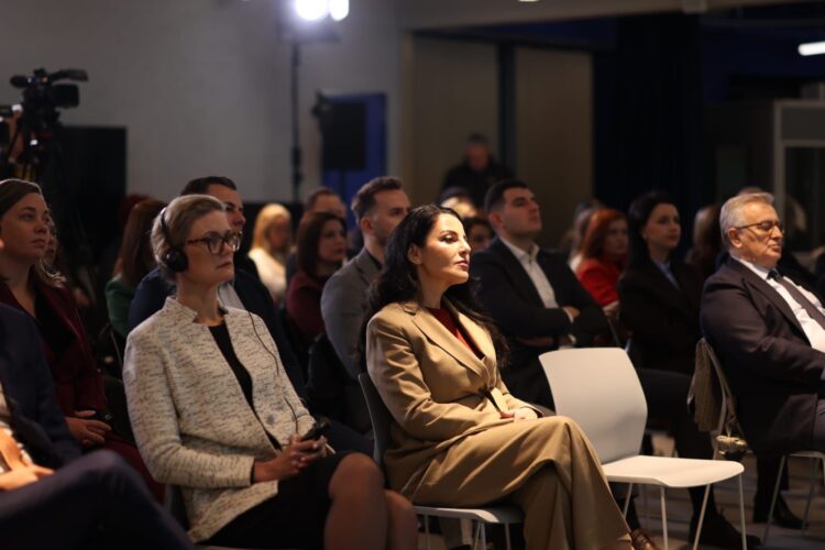 Rama ul Ballukun ngjitur me diplomaten amerikane në Tropojë, inagurohet parku i erës