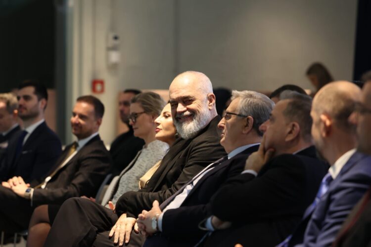 Rama ul Ballukun ngjitur me diplomaten amerikane në Tropojë, inagurohet parku i erës