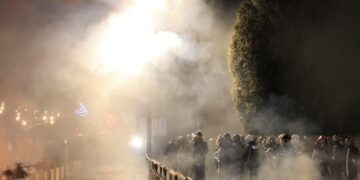 Policia sulmoi protestuesit me gaz që bllokon frymëmarrjen. I ndjek me topat e tymit deri brenda bllokut