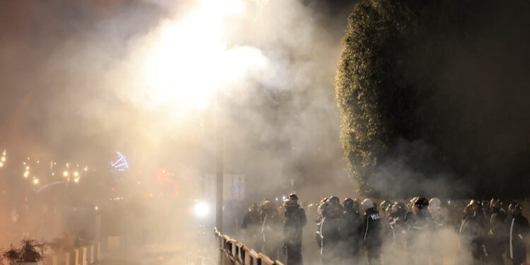 Policia sulmoi protestuesit me gaz që bllokon frymëmarrjen. I ndjek me topat e tymit deri brenda bllokut
