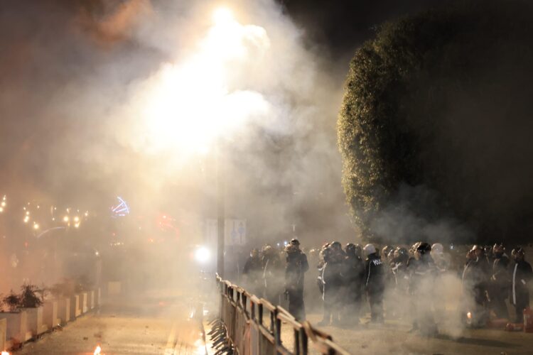 Policia sulmoi protestuesit me gaz që bllokon frymëmarrjen. I ndjek me topat e tymit deri brenda bllokut