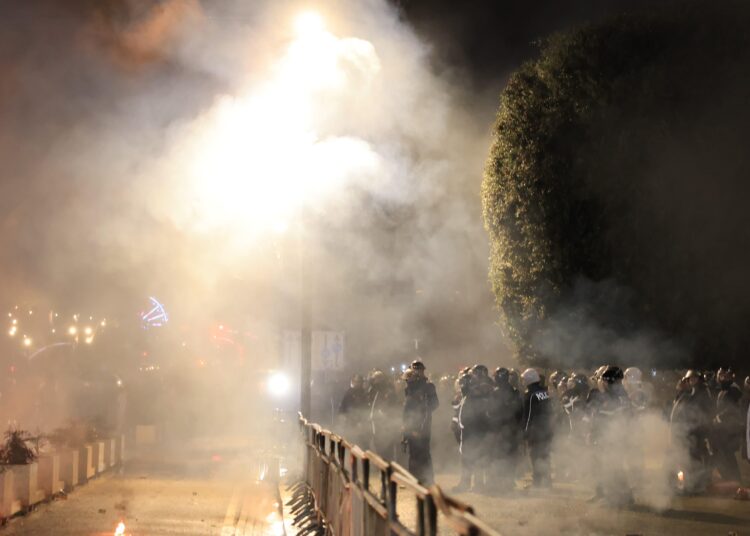 Policia sulmoi protestuesit me gaz që bllokon frymëmarrjen. I ndjek me topat e tymit deri brenda bllokut