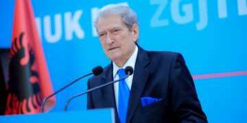 Berisha: Protestën e bënë të rinjtë, gazi i skaduar i ndaluar nga Konventat Ndërkombëtare