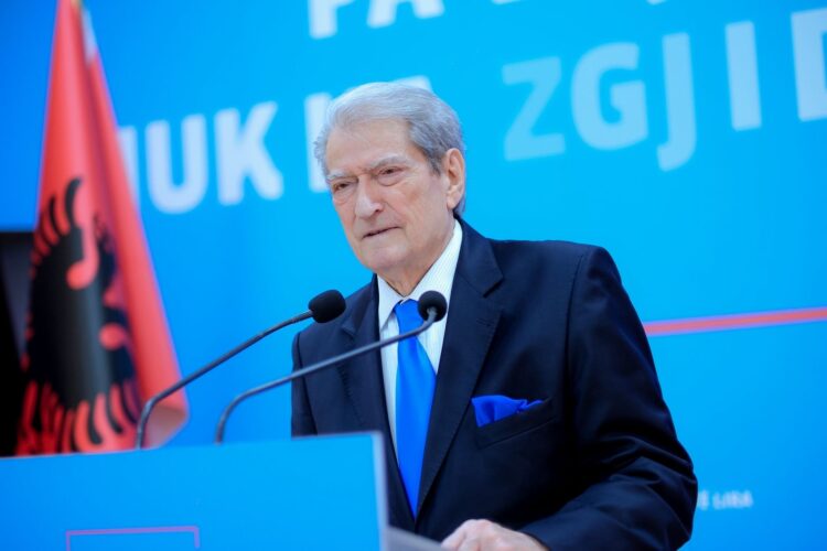 Berisha: Protestën e bënë të rinjtë, gazi i skaduar i ndaluar nga Konventat Ndërkombëtare