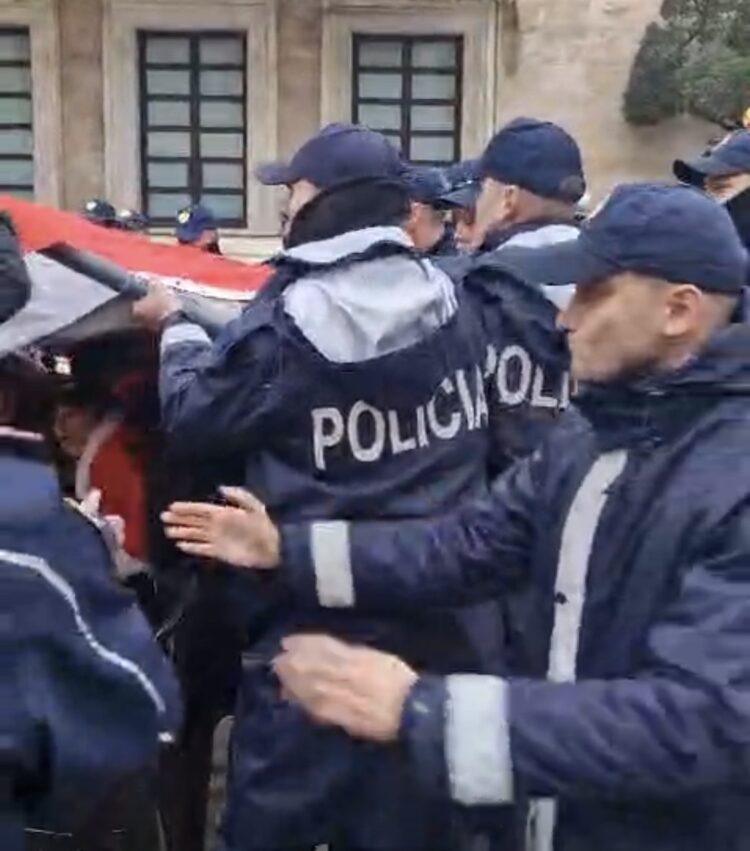 Policia rrëmben çadrën e protestuesve para zyrës së Ramës