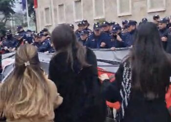 Aktivistët nuk i ndahen Ramës kur kalon me eskortë