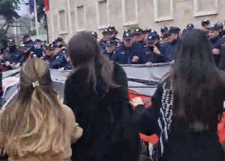 Aktivistët nuk i ndahen Ramës kur kalon me eskortë