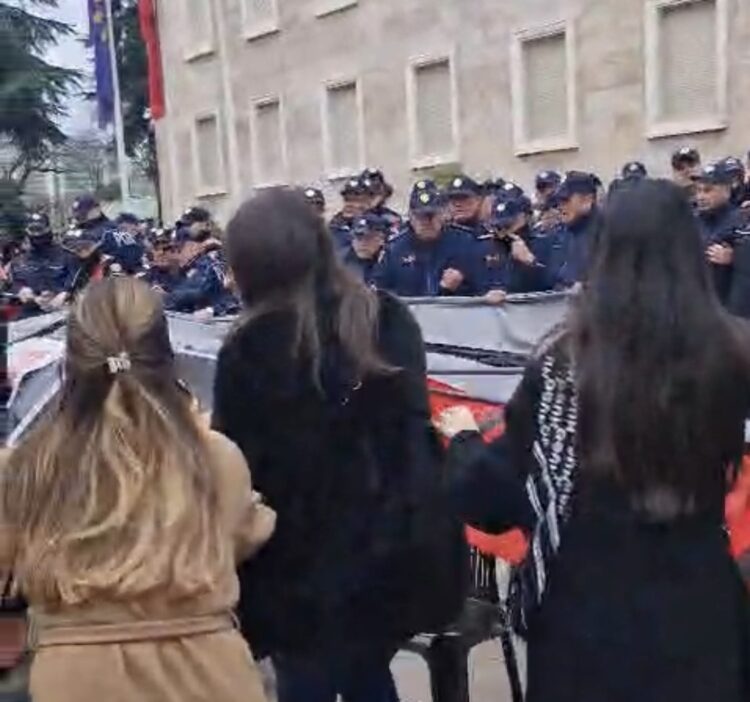 Aktivistët nuk i ndahen Ramës kur kalon me eskortë