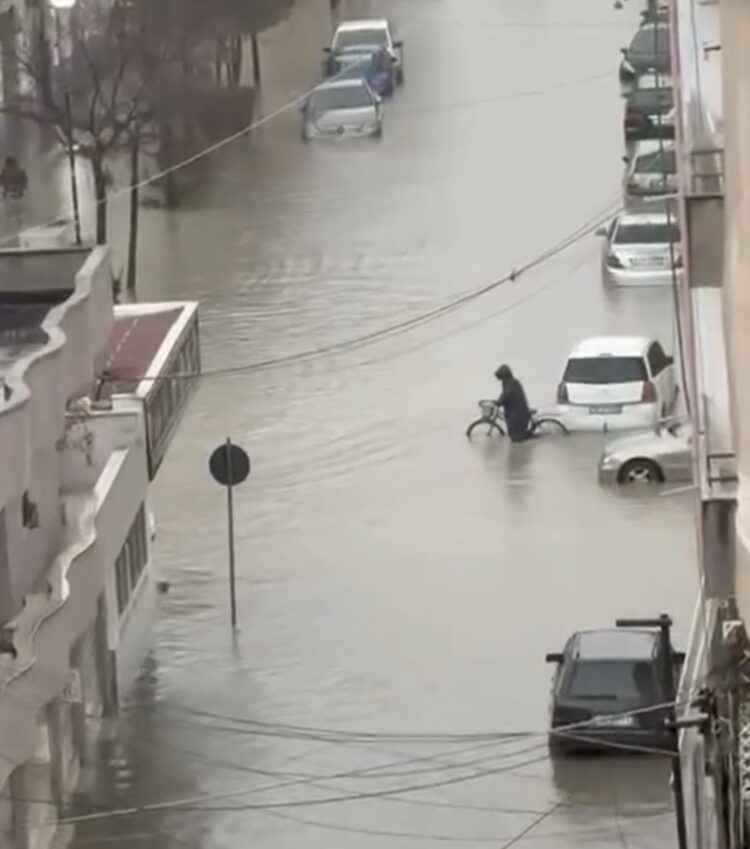 VIDEO/ Durrësi përmbytet nga uji në vetën pak orë shi