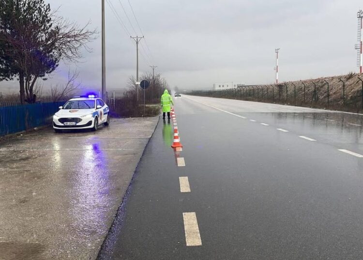 Përmbytjet në Durrës bllokojnë autostradën, policia devijon makinat