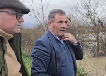 Thumana mbytet, shteti zhduket! Banorët pastrojnë kanalet me paratë e tyre