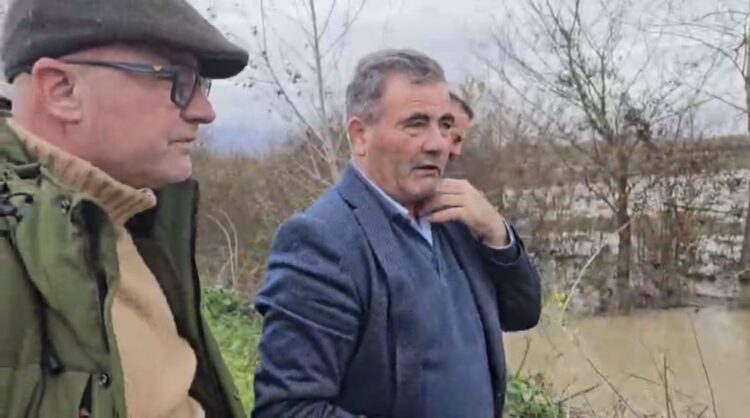 Thumana mbytet, shteti zhduket! Banorët pastrojnë kanalet me paratë e tyre