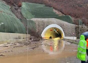 Shembja në Qukës Qafë Plloçë goditi një makinë, rruga qindramilionë euro me korrupsion