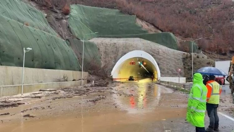 Shembja në Qukës Qafë Plloçë goditi një makinë, rruga qindramilionë euro me korrupsion