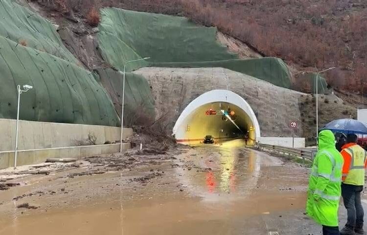 Shembja në Qukës Qafë Plloçë goditi një makinë, rruga qindramilionë euro me korrupsion