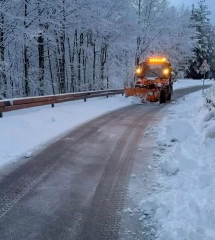 Reshje bore që nga Buçaj e deri në Llogara, cilat janë rrugët e zbardhura